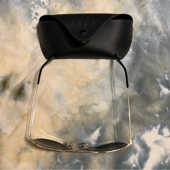 Diff aviator sunglasses gold rim black lenses unisex - Picture 4 of 9